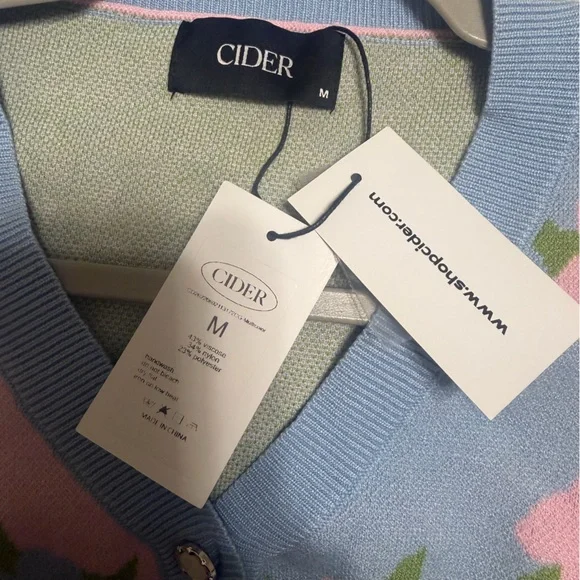 NEW Cider Two Tone Button Up Floral Faux Pearl Crop Cardigan - Picture 4 of 4